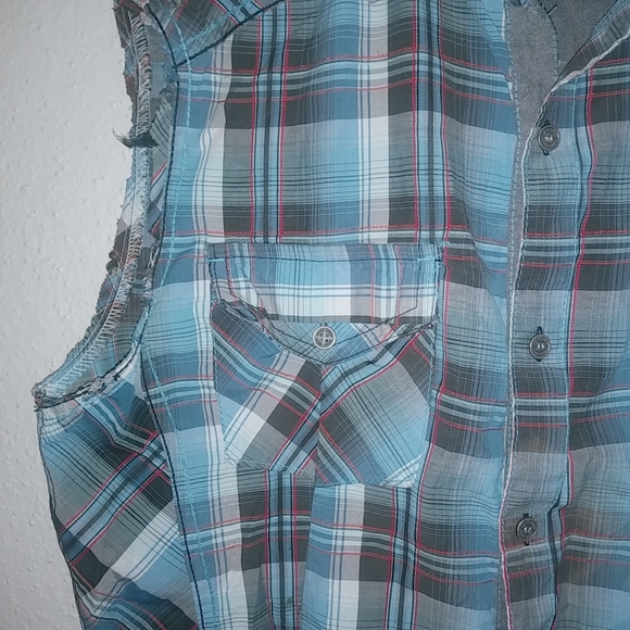 Swiss Cross L Sleeveless Plaid Fishing Top - Picture 4 of 8